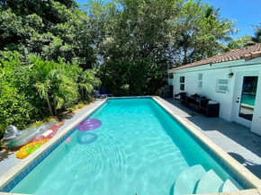 HOUSE WITH POOL, 10 MINS DRIVE TO THE BEACH!
